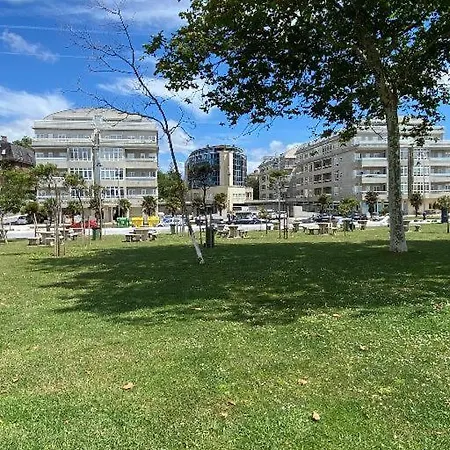 Samil primera línea de playa Vigo Exterior foto